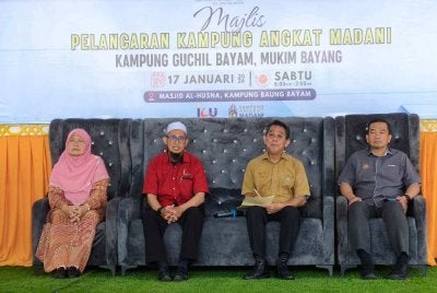 Jasri (dua, kanan) semasa Majlis Pelancaran Kampung Angkat Madani di Masjid Al-Husna, Kampung Baung Bayam di Kota Bharu pada Sabtu. Foto:SINAR HARIAN/HAZELEN LIANA KAMARUDIN
