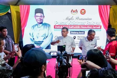 Saifuddin Nasution (tiga dari kanan) pada sidang akhbar selepas Majlis Perasmian Pusat Khidmat Rakyat Padang Serai pada malam Jumaat.