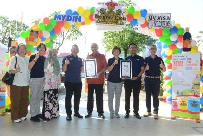 Pengarah Urusan Mydin, Datuk Wira Dr Ameer Ali Mydin (lima dari kiri) dan Pengarah Urusan K.H.H. Double Lion Fruit Juice Manufacturing Sdn. Bhd, Joan Tan (tiga dari kanan) bergambar bersama pada penganjuran Warna-Warni Bazaar by Double Lion yang berlangsung di MYDIN USJ di sini pada Sabtu. FOTO: SINAR HARIAN/MOHD HALIM ABDUL WAHID