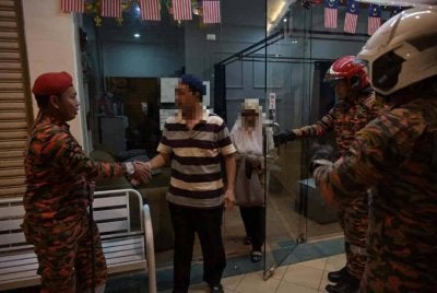 Anggota Bomba menyelamatkan pasangan suami isteri yang terperangkap di dalam premis urutan kaki gara-gara warga asing melarikan diri. 