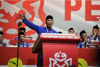 Ahmad Zahid menyampaikan ucapan penggulungan pada Perhimpunan Agung UMNO 2025 di Dewan Merdeka, Pusat Dagangan Dunia Kuala Lumpur. Foto Bernama