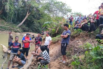 Penduduk berada di lokasi Mohamad Fakarudin dikhuatiri lemas di i Sungai Relai, RKT Kesedar Lebir 1 di Gua Musang.