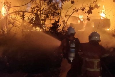 Seramai 11 anggota dari Balai Bomba dan Penyelamat Gerik terlibat menjalankan kerja pemadaman. Foto Bomba Perak