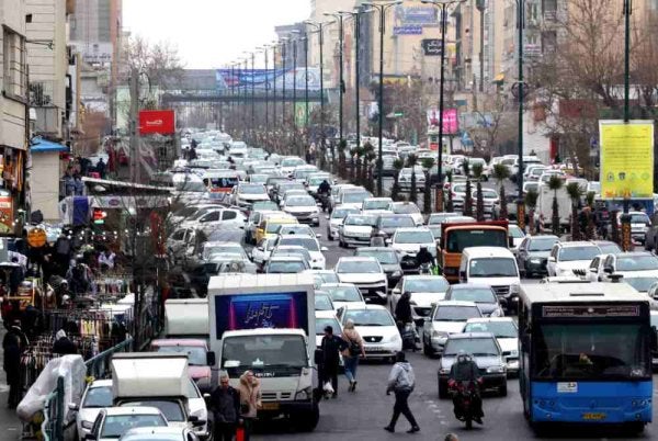 Jalan raya di Teheran kembali sesak dengan rutin harian penduduk. Foto AFP