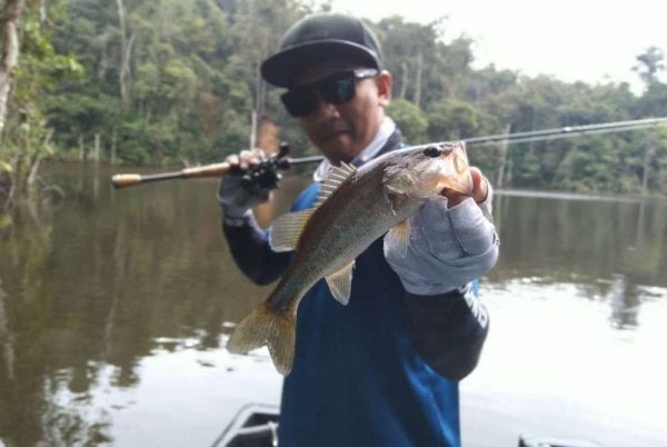 Penulis bersama tangkapan LMB panjangnya 28cm.