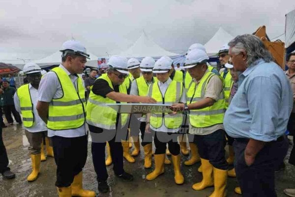 Arthur (tiga dari kanan) mendengar taklimat berhubung projek pembinaan Kompleks Mini NRES di Kota Kinabalu.