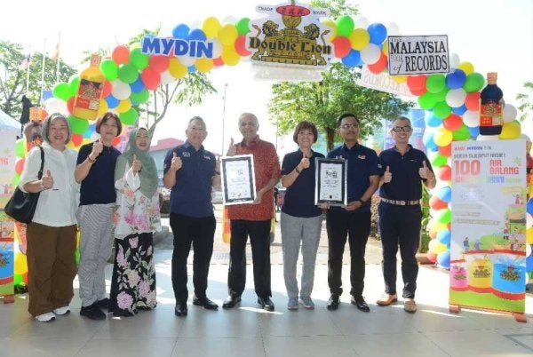 Pengarah Urusan Mydin, Datuk Wira Dr Ameer Ali Mydin (lima dari kiri) dan Pengarah Urusan K.H.H. Double Lion Fruit Juice Manufacturing Sdn. Bhd, Joan Tan (tiga dari kanan) bergambar bersama pada penganjuran Warna-Warni Bazaar by Double Lion yang berlangsung di MYDIN USJ di sini pada Sabtu. FOTO: SINAR HARIAN/MOHD HALIM ABDUL WAHID