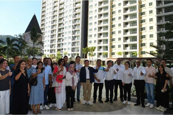 Nga Kor Ming (lapan dari kanan) bersama Chow Kon Yeow (enam dari kanan) bergambar bersama pembeli Rumah Mampu Milik Ideal Venica Residency pada Majlis Penyerahan Kunci Perumahan Mampu Milik di sini, hari ini. - Foto: Bernama
