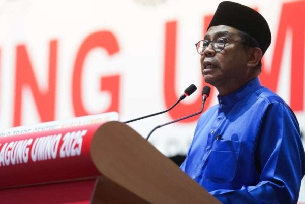 Mohamed Khaled ketika menyampaikan ucapan penangguhan Perhimpunan Agung UMNO (PAU) 2025 di Pusat Dagangan Dunia Kuala Lumpur pada Sabtu.