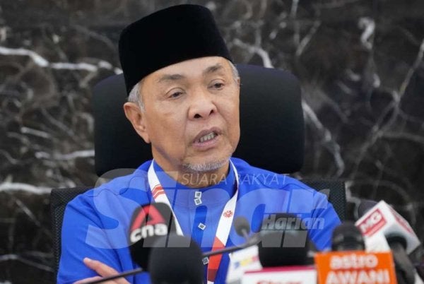 Ahmad Zahid ketika sidang media selepas berakhirnya Perhimpunan Agung UMNO (PAU) 2025 di Pusat Dagangan Dunia (WTC) Kuala Lumpur pada Sabtu.