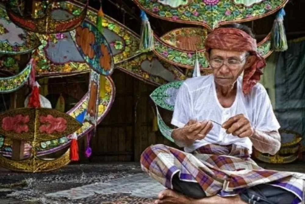 Allahyarham Sapie yang menghasilkan wau di Kelantan semasa hayatnya. 