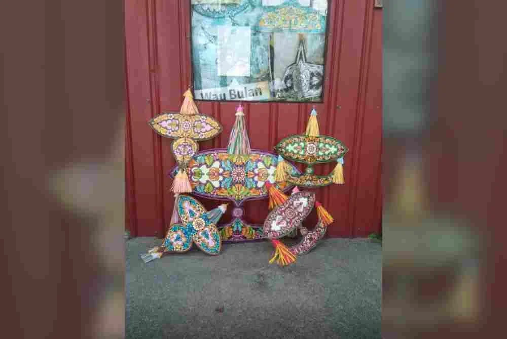 Pembuatan wau yang memerlukan ketelitian tinggi.