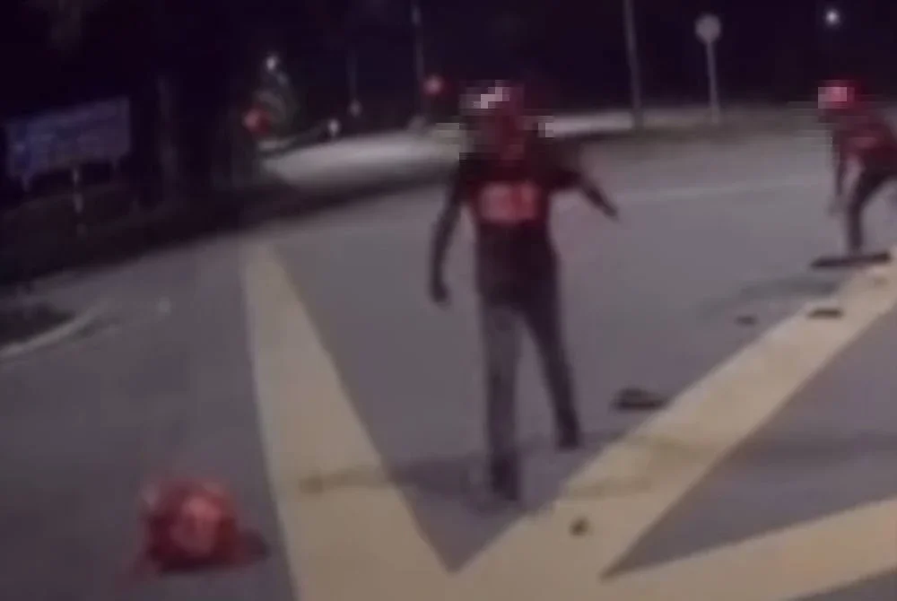 Motosikal suspek terbabas ketika dikejar mangsa samun di Bandar Jaya Putera Johor Bahru pada Jumaat lalu. 