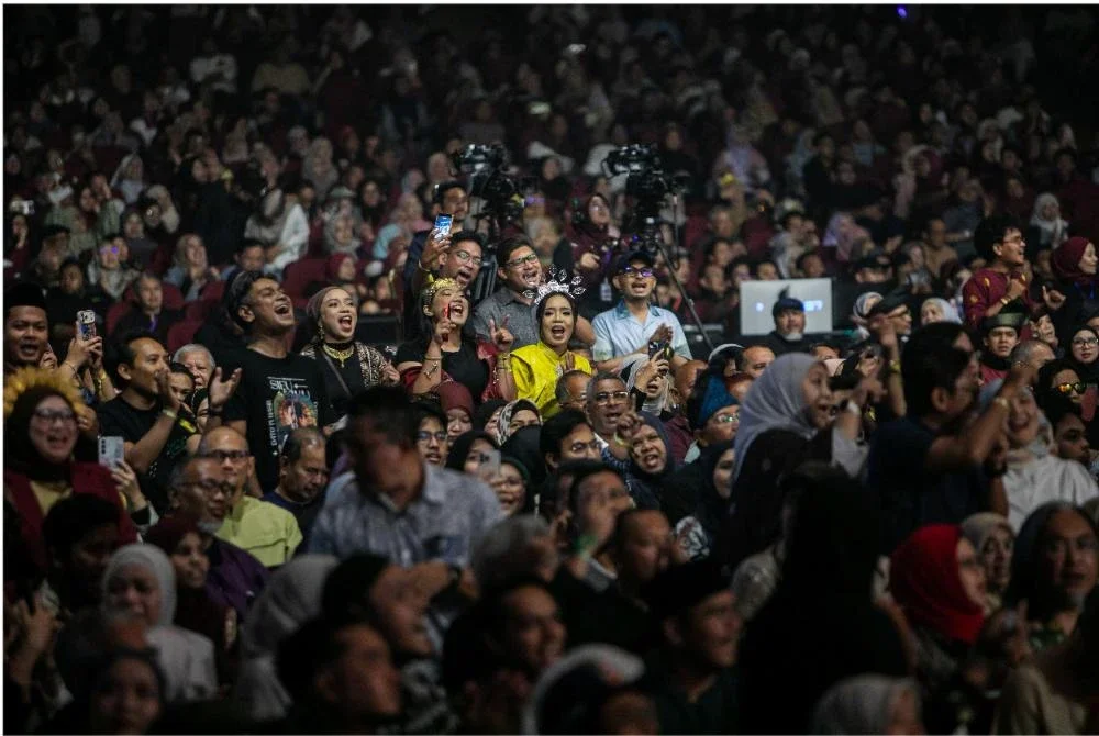 Seramai 5,500 pencinta muzik tanah air berhimpun menyaksikan Konsert Amal Gendang Pati Datuk Dr M. Nasir di Dewan Tuanku Canselor UPSI pada Sabtu. Foto: Bernama