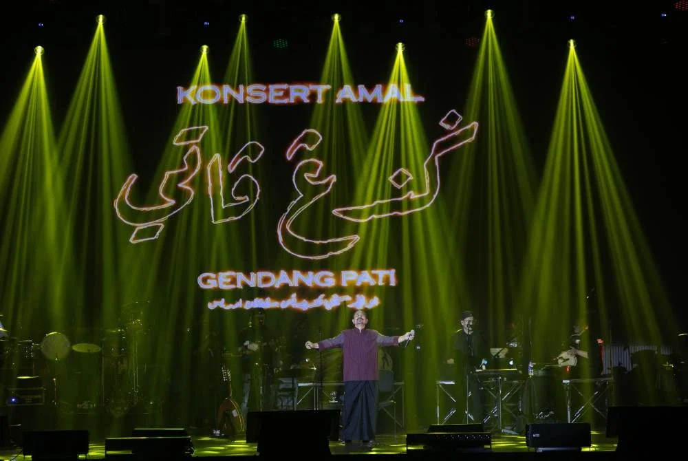 Persembahan turut diserikan dengan kumpulan muzik Gong pimpinan Pengarah Muzik, Aznan Alias yang membawakan lagu popular seperti Sentuhan Listrikmu, Rajawali Terbang Tinggi, Yang Bertakhta Akhirnya dan Raikan Cinta. Foto: Bernama