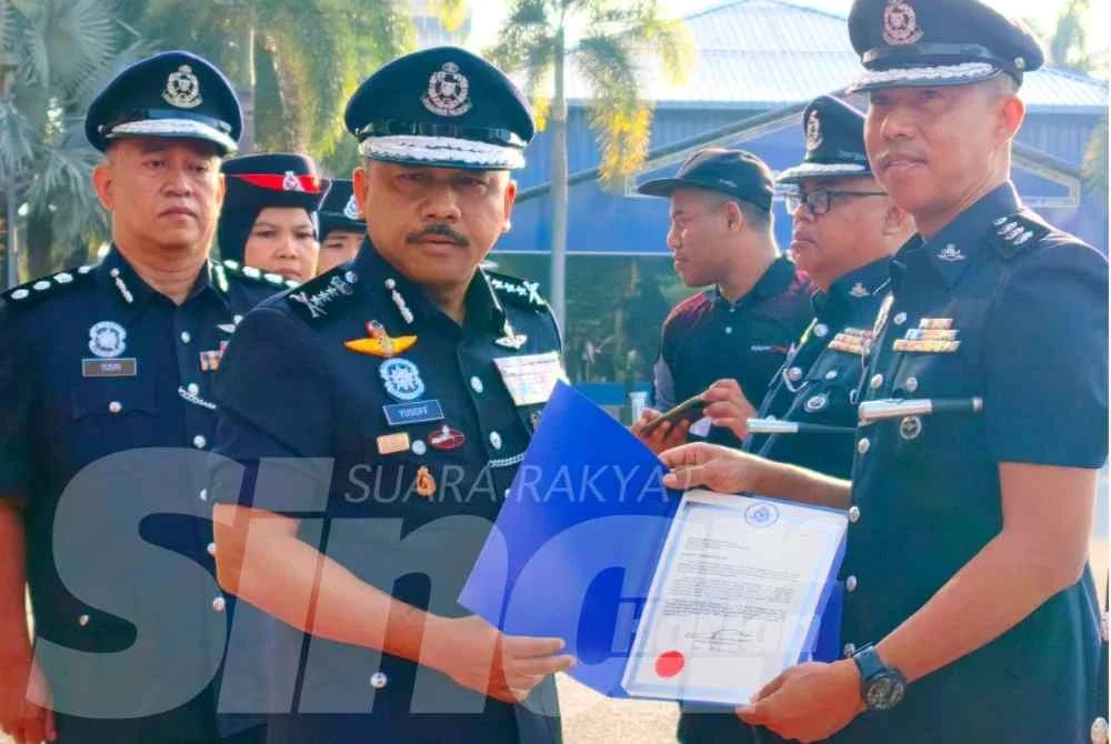 Mohd Yusoff (dua, kiri) menyampaikan surat penghargaan
semasa Perhimpunan Bulanan Peringkat IPK Kelantan di Kota Bharu pada Ahad.