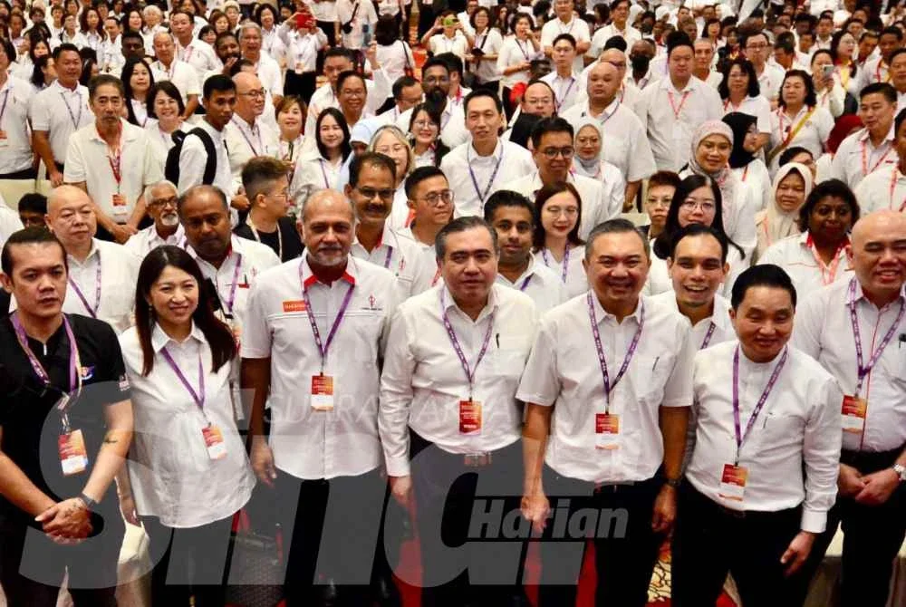 Anthony (empat, kiri) ketika hadir merasmikan Konvensyen DAP Selangor pada Ahad. Foto Sinar Harian - ASRIL ASWANDI SHUKOR