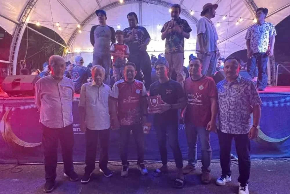 Mohamad Hafizal (empat dari kanan) dan Muhammad Nasir (dua dari kiri) bersama jawatan kuasa penganjur menyampaikan hadiah cabutan kepada pemenang.