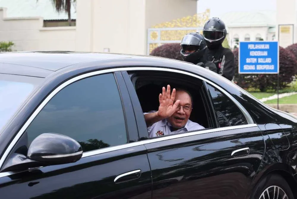 Anwar keluar dari perkarangan Kompleks Seri Perdana selepas menghadiri sesi taklimat prapersidangan Dewan Rakyat bersama Ahli Parlimen Kerajaan Perpaduan pada Ahad. Foto Bernama