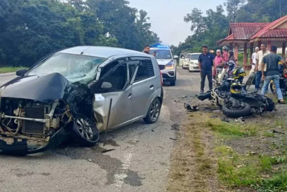 Keadaan kedua-dua kenderaan yang terbabit dalam kemalangan di Kilometer 89, Jalan Kota Bharu–Gua Musang berhampiran simpang Manek Urai Baru pada Ahad.