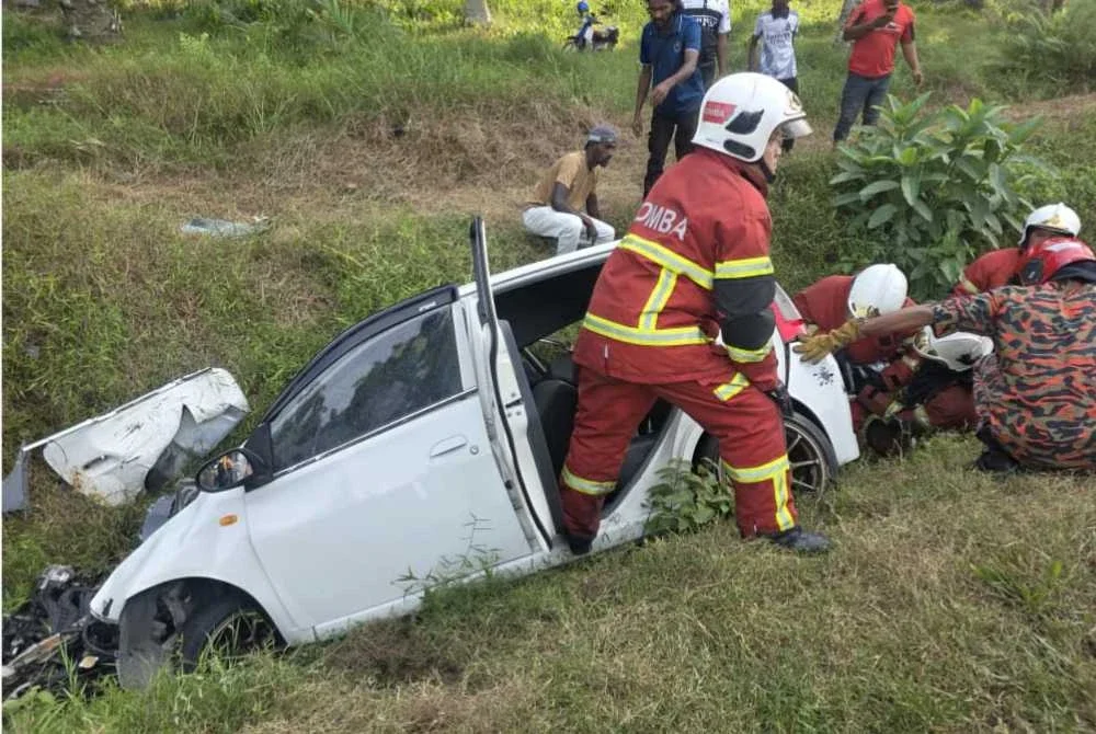 Pemandu Perodua Viva tersepit manakala dua kanak-kanak lelaki berada di bahagian penumpang disahkan maut. - Foto: Bomba