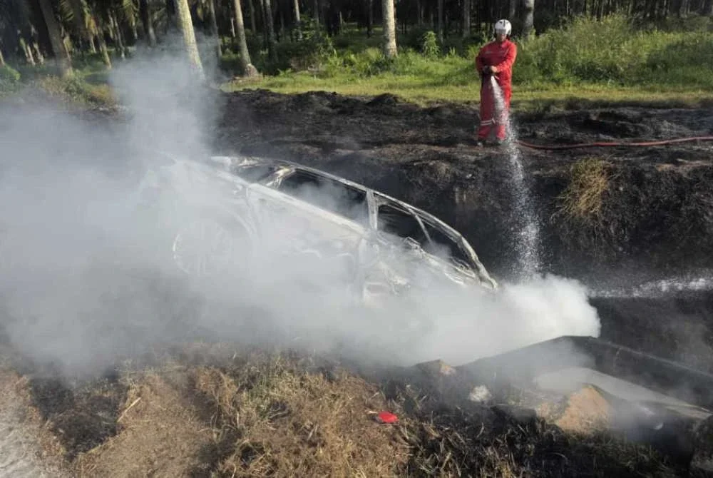 Kebakaran kenderaan berjaya dipadamkan sepenuhnya dengan bantuan PBS Kulim menggunakan satu aliran salur bantu mula. - Foto: Bomba