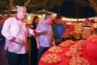 Adly (tengah) melihat hiasan Tahun Baharu Cina yang menekankan aspek perpaduan pelbagai masyarakat berbilang bangsa di negara ini, selepas Majlis Pelancaran Hiasan Tahun Baharu Cina di Kampung Permai Machap Umboo Baru pada Sabtu. Foto: Bernama
