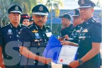 Mohd Yusoff (dua, kiri) menyampaikan surat penghargaan
semasa Perhimpunan Bulanan Peringkat IPK Kelantan di Kota Bharu pada Ahad.