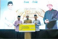 Penyerahan simbolik zakat berkenaan telah disempurnakan oleh Mohd Syafiq kepada Abdul Hakim dengan disaksikan Ahmad Fauwaz.
