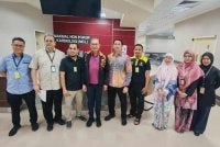 Anwar (empat dari kiri) dan isteri, Datuk Seri Dr Wan Azizah Wan Ismail (tiga dari kanan) bersama kakitangan HSIS, Serdang.