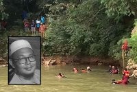 Mohamad Fakarudin (gambar kecil) dikatakan tenggelam selepas berjaya menyelamatkan anaknya sebelum dihanyutkan arus deras sungai.