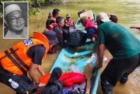 Mangsa lemas, Mohamad Fakarudin (gambar kecil) ditemukan pada jarak tiga meter dari lokasi terakhir tenggelam selepas dihanyutkan arus deras di Sungai Relai, Gua Musang pada Ahad. - Foto:JBPM
