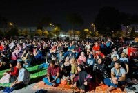 Lebih 2,000 pengunjung membanjiri Dataran Karangkraf, Seksyen 15, di sini pada Sabtu malam