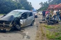 Keadaan kedua-dua kenderaan yang terbabit dalam kemalangan di Kilometer 89, Jalan Kota Bharu–Gua Musang berhampiran simpang Manek Urai Baru pada Ahad.