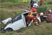 Pemandu Perodua Viva tersepit manakala dua kanak-kanak lelaki berada di bahagian penumpang disahkan maut. - Foto: Bomba