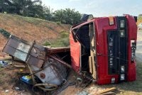 Keadaan lori terbabit nahas di Jalan Selancar-Redong meragut dua nyawa warga Bangladesh pada Sabtu. Foto Polis Rompin