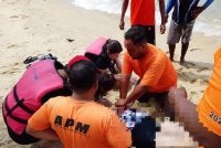 Pasukan menyelamat dari Angkatan Pertahanan Awam (APM) memberikan rawatan kecemasan kepada mangsa sebelum disahkan meninggal dunia.