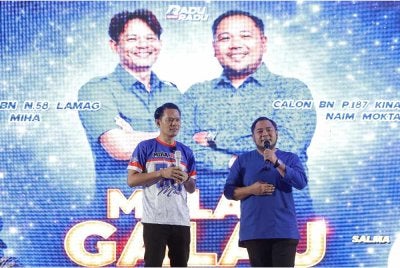 Mohd Kurniawan Naim (kanan) bersama Miha menyampaikan lagu pada Program Malam Galau Bersama Calon-Calon BN di Dataran Kinabatangan hari ini. - Foto: Bernama