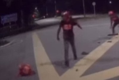 Motosikal suspek terbabas ketika dikejar mangsa samun di Bandar Jaya Putera Johor Bahru pada Jumaat lalu. 