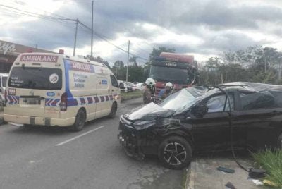 Perodua Alza terbalik beberapa kali menyebabkan pemandunya tercampak keluar dan meninggal dunia di lokasi kejadian.