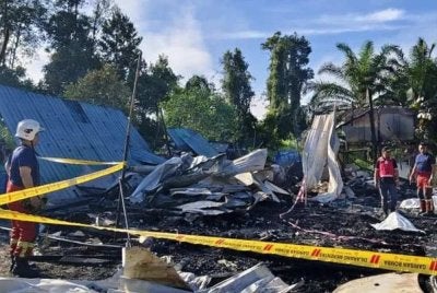 Pasangan suami isteri yang juga pekerja ladang ditemukan rentung dalam kebakaran yang memusnahkan kuarters pekerja di sebuah ladang di Miri. Foto: JBPM