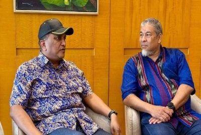 Reezal (kiri) ketika bertemu Muhammad Kamarul di Lapangan Terbang KLIA pada Ahad sebelum beliau berangkat ke Jeddah bagi menguruskan jenazah isterinya