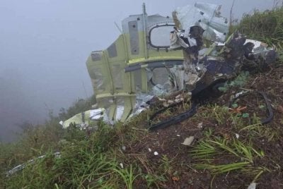 Bangkai pesawat itu ditemui berselerakan di puncak Gunung Bulusaraung. - Foto Agensi