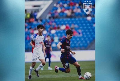 Teto Martin (depan), muncul Wira JDT dengan meledak enam gol pada aksi pusingan 16 Piala Malaysia di Stadium Sultan Ibrahim pada Ahad. Foto Johor Southern Tigers