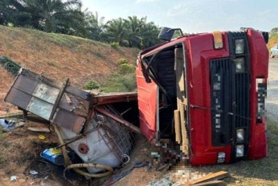 Keadaan lori terbabit nahas di Jalan Selancar-Redong meragut dua nyawa warga Bangladesh pada Sabtu. Foto Polis Rompin