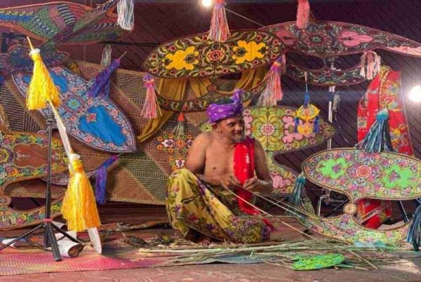 Teknik meraup buluh bagi menghasilkan kerangka wau. 