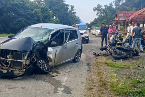 Keadaan kedua-dua kenderaan yang terbabit dalam kemalangan di Kilometer 89, Jalan Kota Bharu–Gua Musang berhampiran simpang Manek Urai Baru pada Ahad.