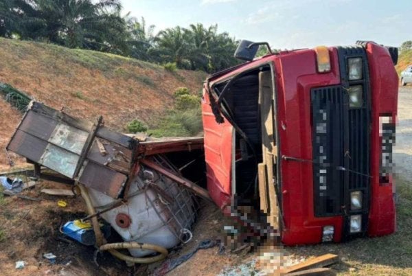 Keadaan lori terbabit nahas di Jalan Selancar-Redong meragut dua nyawa warga Bangladesh pada Sabtu. Foto Polis Rompin