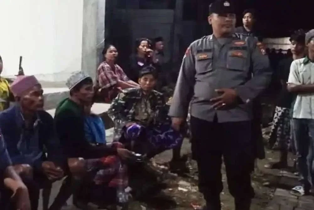Seorang lelaki yang menjalinkan hubungan terlarang dengan isteri orang berdepan padah setelah dia ditangkap penduduk setempat. - Foto Agensi