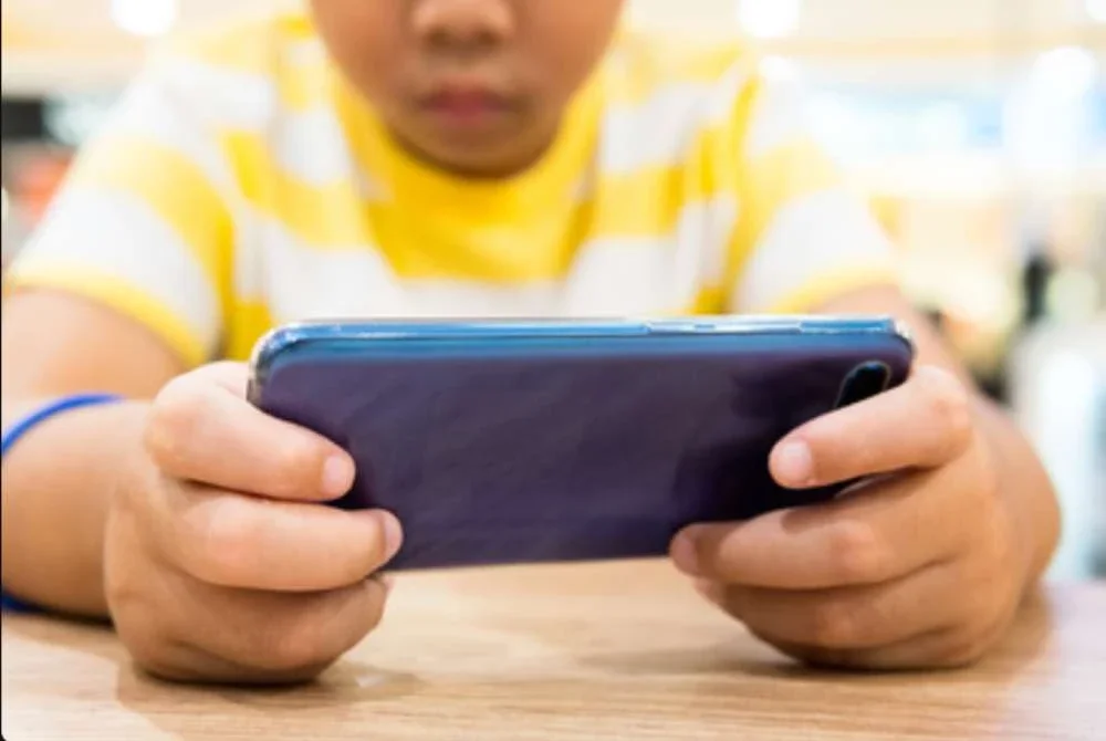 Cabaran zaman sekarang dengan situasi kebanyakan ibu dan bapa yang kedua-duanya bekerja, usaha untuk mengawal dan meneladani anak menjadi semakin sukar. - Gambar hiasan